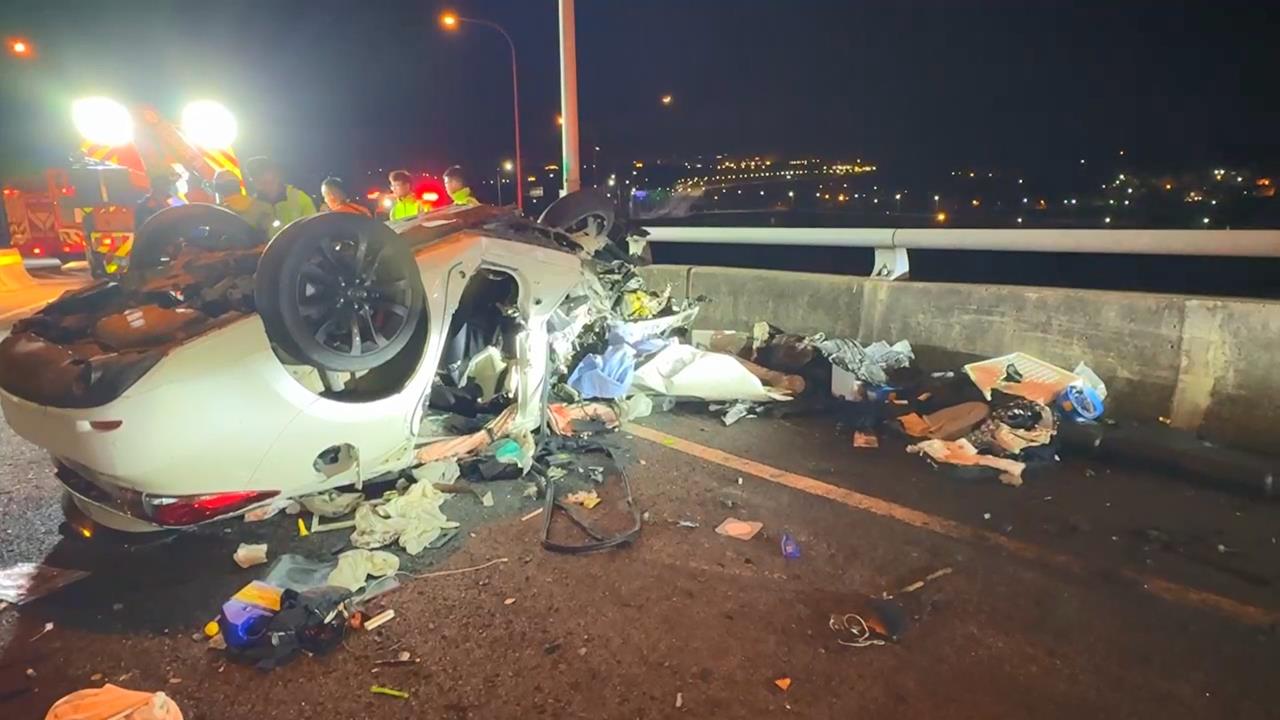 最新/國1重大車禍!轎車翻覆「撞成廢鐵」 駕駛受困變形車廂