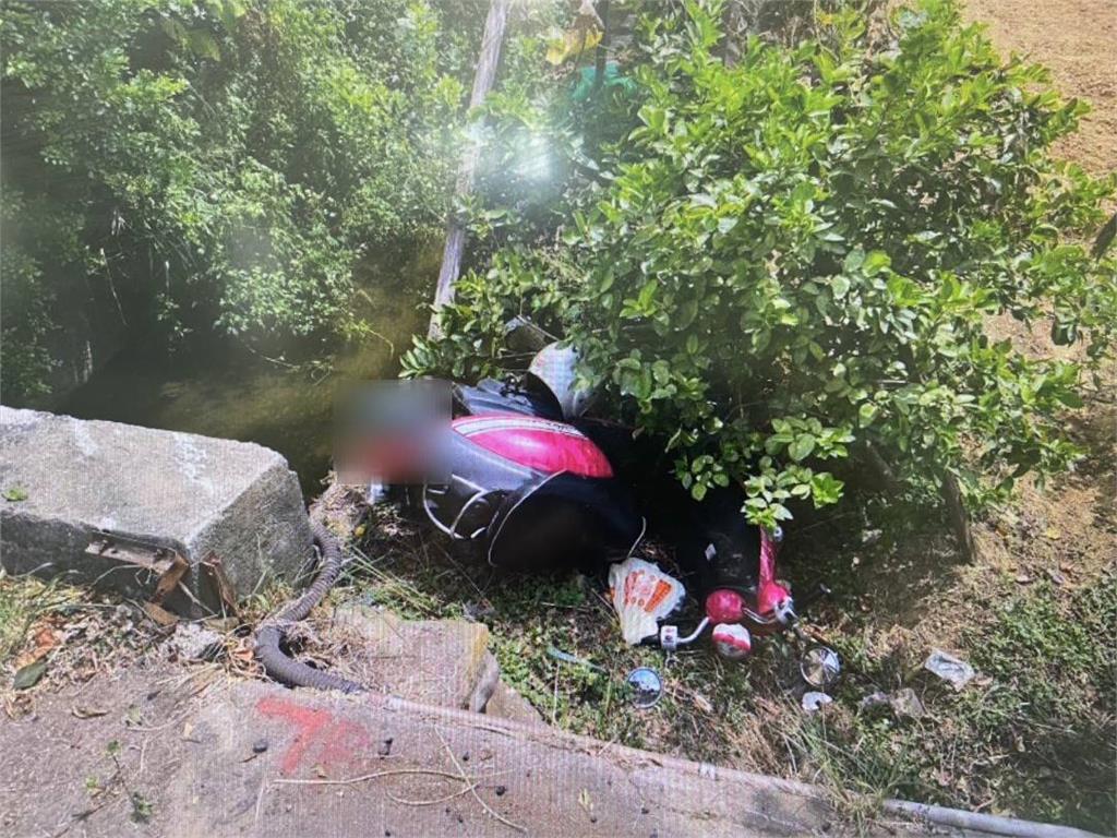 【有片】蘆竹機車離奇摔進1公尺深草叢  騎士、乘客雙雙送醫