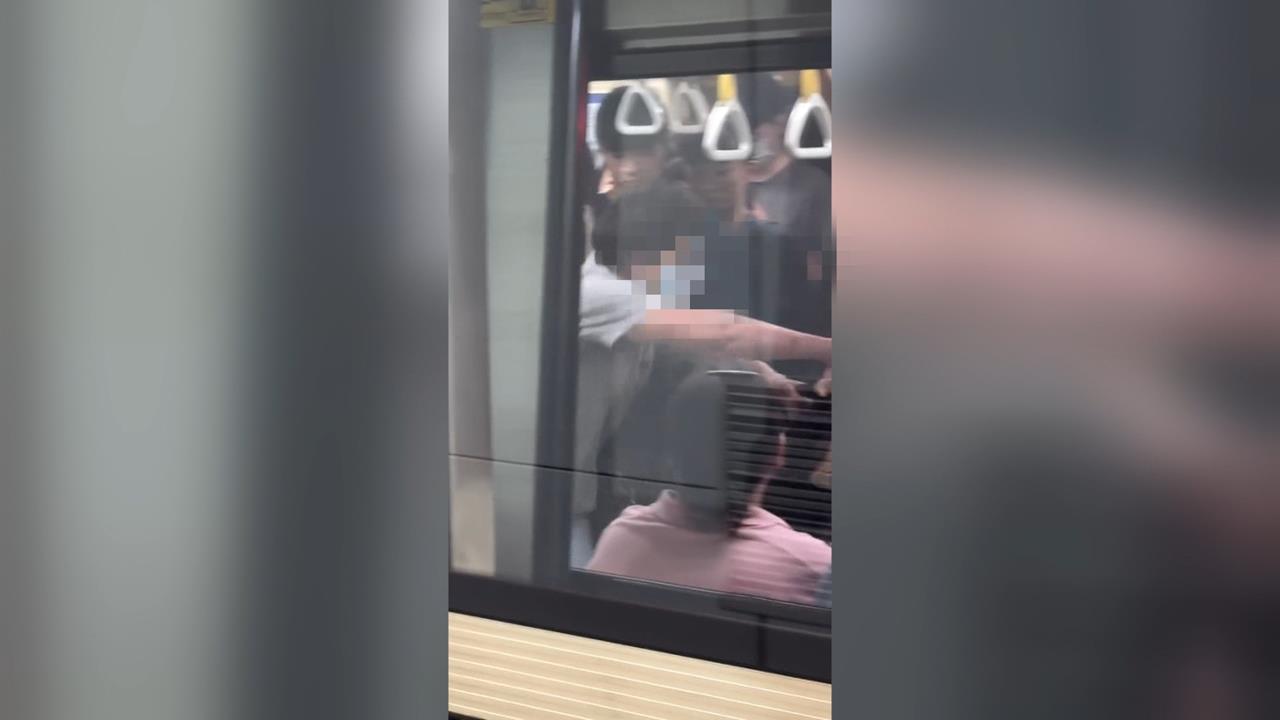 女稱不小心碰觸「卻被對方踩腳」　北捷爆衝突！雙方激烈扭打乘客嚇傻