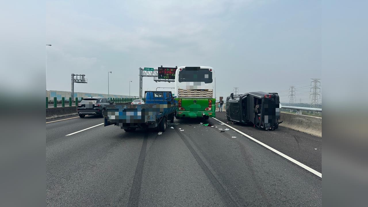 快新聞/連假首日「撞」況多!國3遊覽車遭追撞 小貨車慘成「夾心餅」側翻