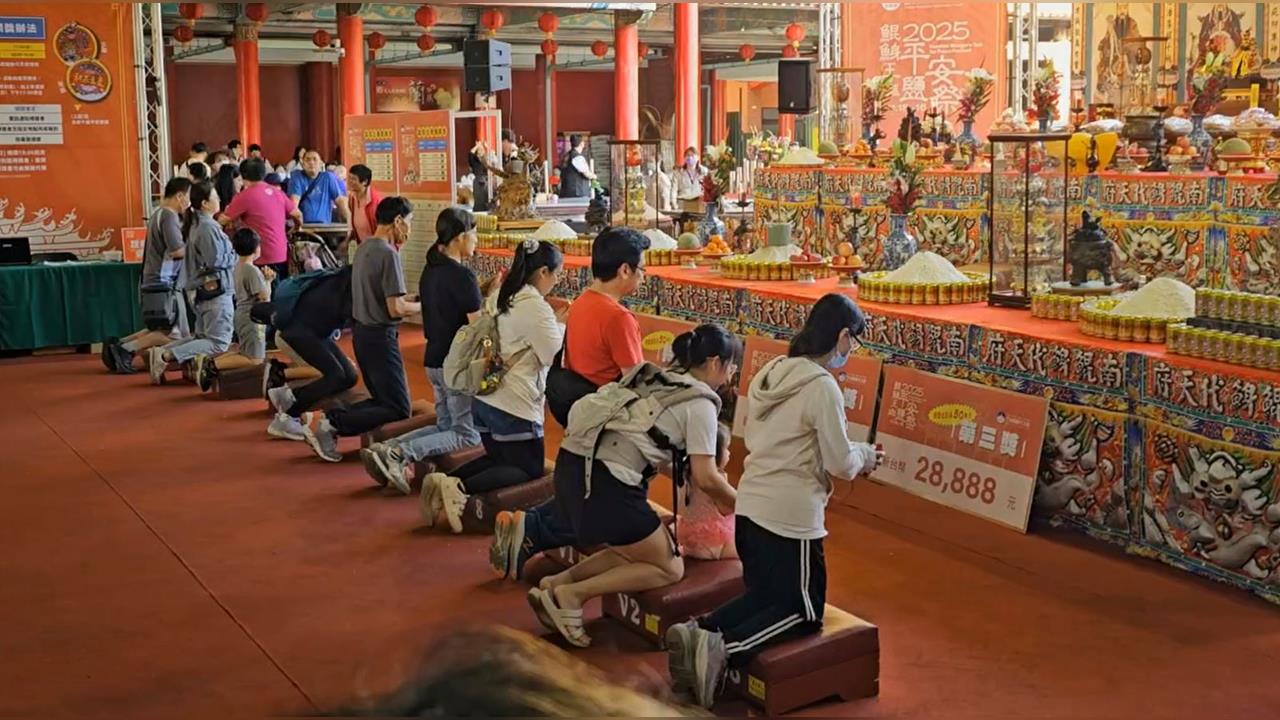 快新聞/天選之人!狂擲12聖杯抱回16萬8888元 小妹妹曝「這樣用」