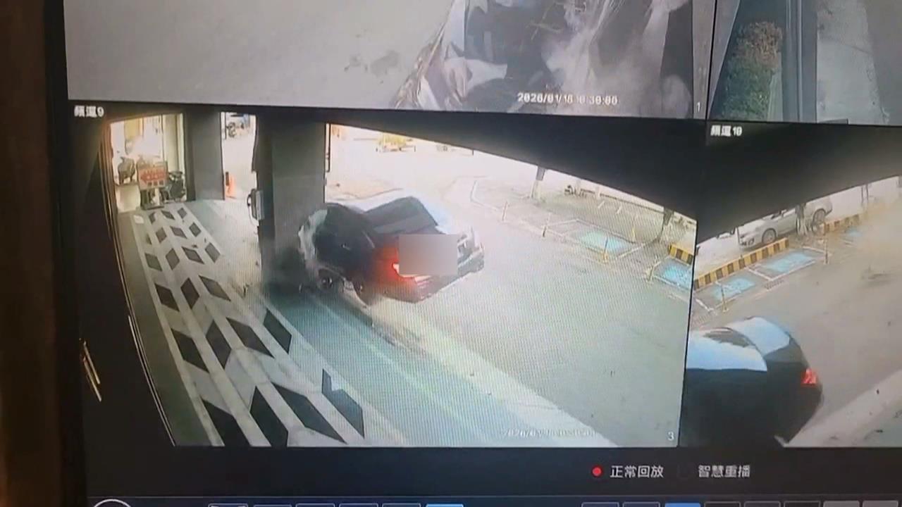 台南暴衝意外! 車輛失控"撞破大樓柱子"車頭受損
