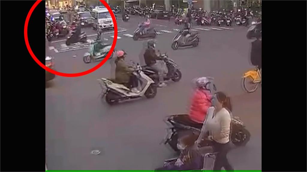 待轉區當停車格！　高雄騎士誤停買便當　用路人看傻眼
