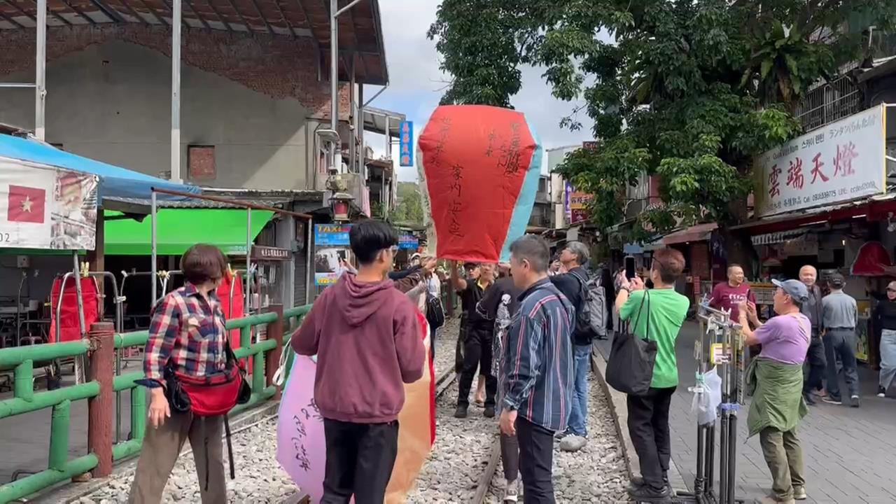 鐵道可放天燈了!十分、平溪、菁桐試辦鐵軌合法放天燈