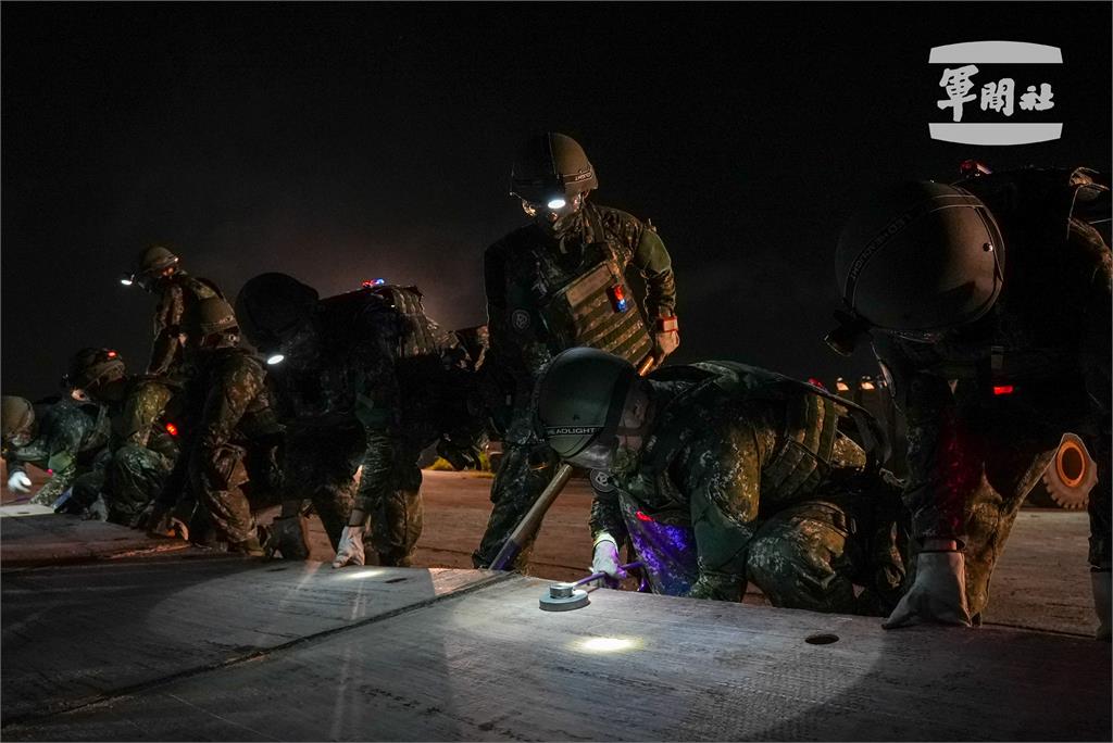 快新聞/漢光夜訓登場!空軍模擬跑道毀損 限時搶修力拚戰力恢復