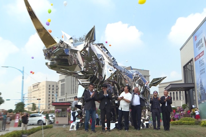 施力仁雕塑展  不銹鋼「金剛犀牛」成亮點