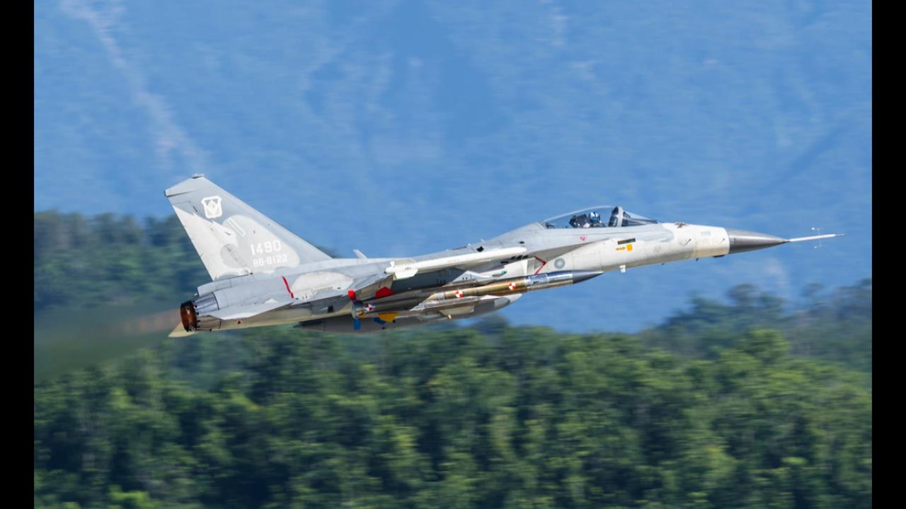 獨！／IDF掛載首枚空射型雄三　九鵬外海實彈炸射