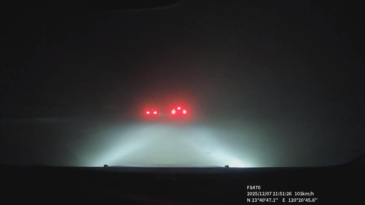 超驚嚇!轎車開到一半如發生沙塵暴 煙塵遮蔽視線