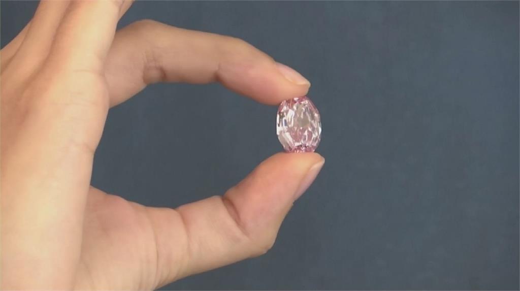 俄羅斯珍貴紫粉鑽「玫瑰花魂」　蘇富比8.3億天價拍出