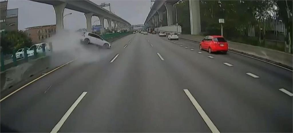 驚險！小客車國1自撞護欄 彈起翻滾多圈