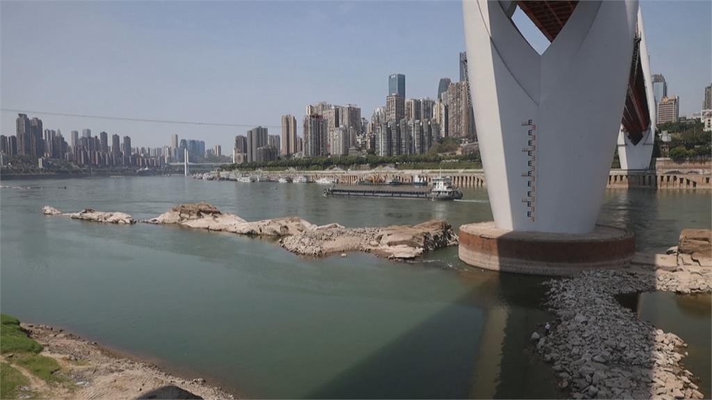 重慶連2日飆45度高溫　河流乾枯衝擊水力發電