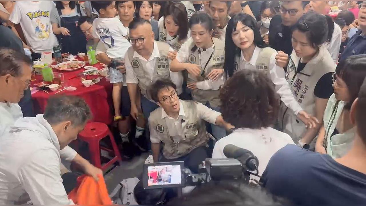 快新聞／拜票行程出意外！1阿嬤突暈到在地　沈伯洋蹲下關心查看