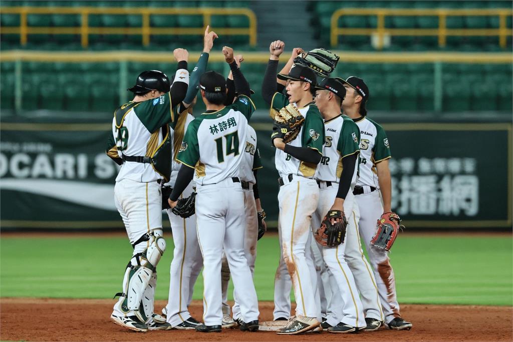 中職(影)/台鋼雄鷹狂敲14支安打!後勁好投7:3勝味全龍排名升至第4