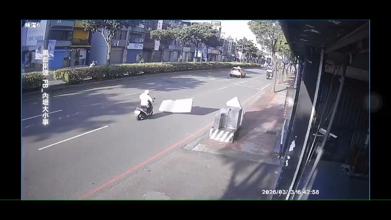 「強風」惹的禍！床墊堆放人行道飛路中　騎士閃避不及撞上「肋骨斷８根」