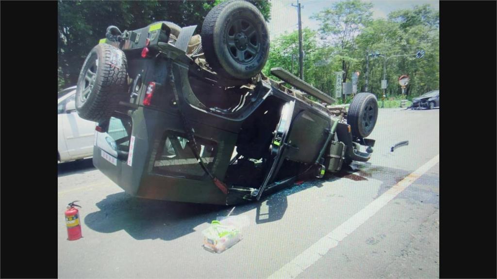 屏東軍車遭撞　四輪朝天三人傷