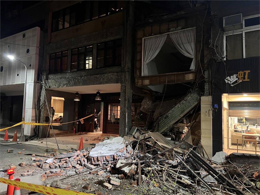 快新聞／北市大安區房屋塌陷「2樓地板掉下來」！ 警方到場交管