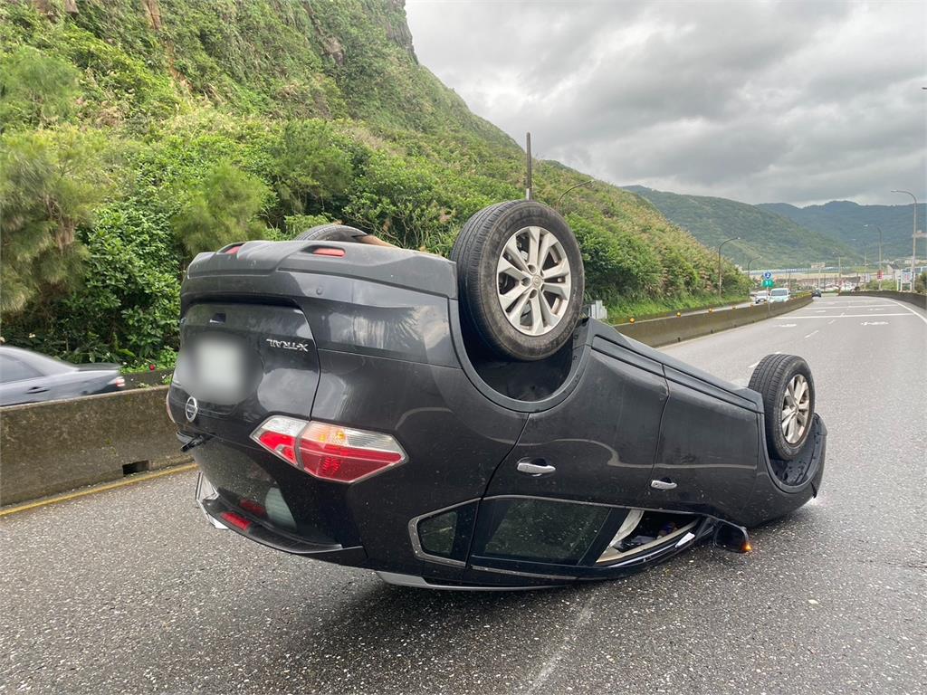 快新聞／台2線車禍！黑色休旅車疑天雨路滑自撞分隔島　翻覆畫面曝光