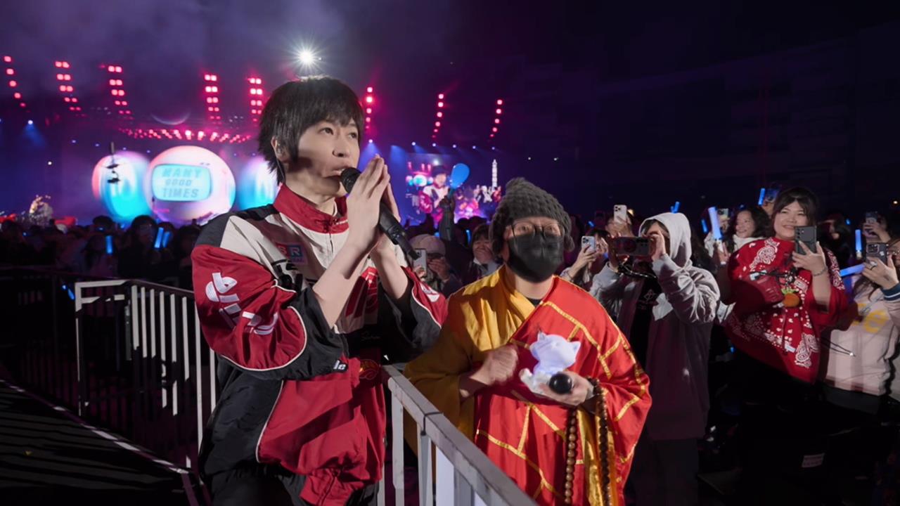 五月天演唱會最終回　粉絲扮「和尚」與阿信大唱派對動物