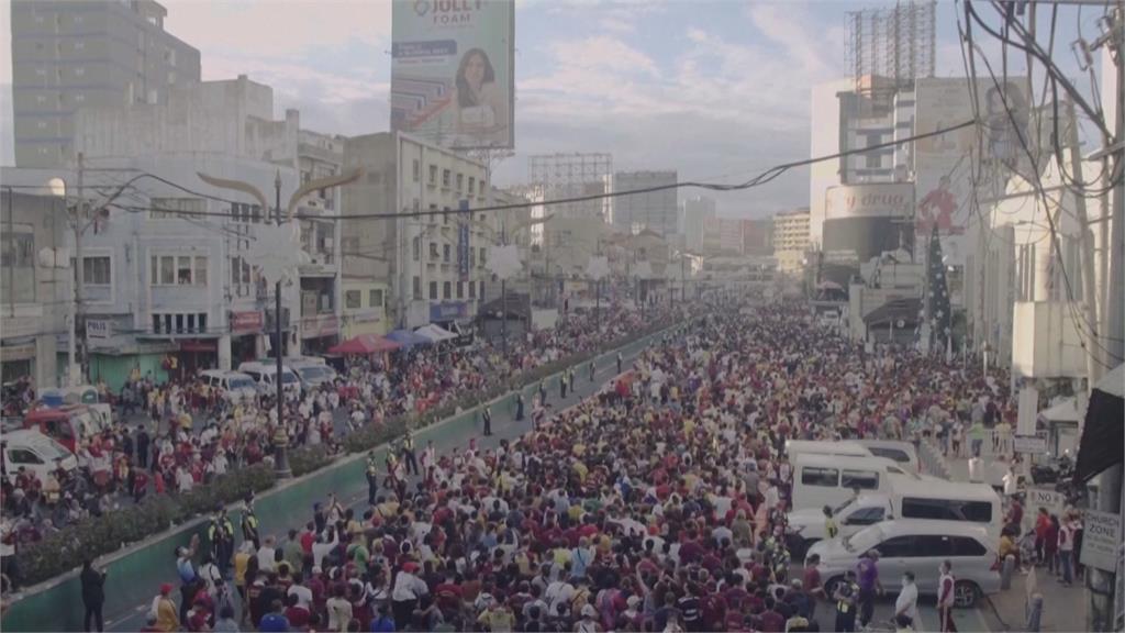 8萬名信徒上街參與！　菲律賓「黑耶穌」節登場