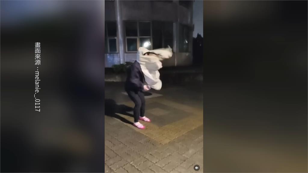寸步難行!陽明山狂飆10級陣風 文大學生「手勾手倒著走」影像曝