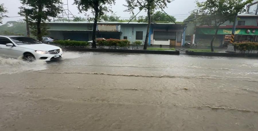 暴雨轟炸一級警戒　南投名間「馬路秒變泥河」淹水