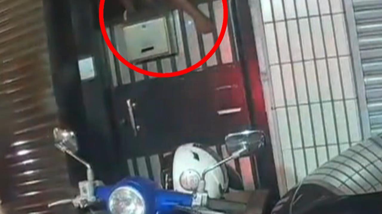 忘帶鑰匙爬門縫！男子攔腰卡半空　送醫救回一命