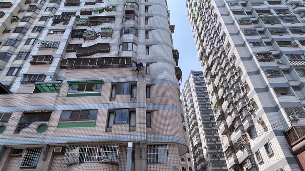 利用「繩索吊掛」進行防水作業　工程人員如「蜘蛛人」隨風擺盪