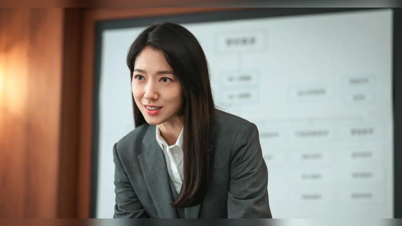 《臥底洪小姐》：朴信惠重返 20 歲的臥底任務，掀翻二十世紀末的股市騙局！