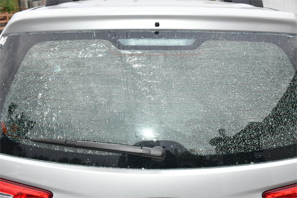 哈哈是我啦...他見愛車「玻璃碎裂」急報案！監視器曝光「凶手竟是自己」
