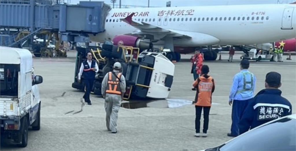 快新聞／桃機機坪發生車禍！　電源車撞翻「機油漏滿地」