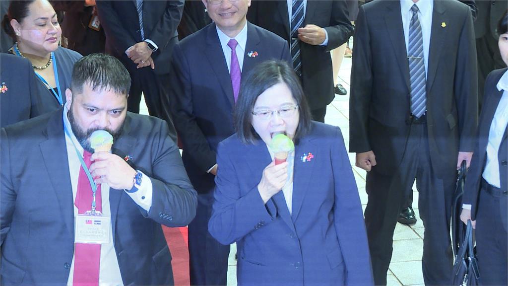 國慶酒會台北賓館登場　蔡英文與諾魯總統大啖香菜冰淇淋