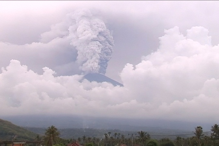 阿貢火山活動加劇 峇里島10萬居民急撤離