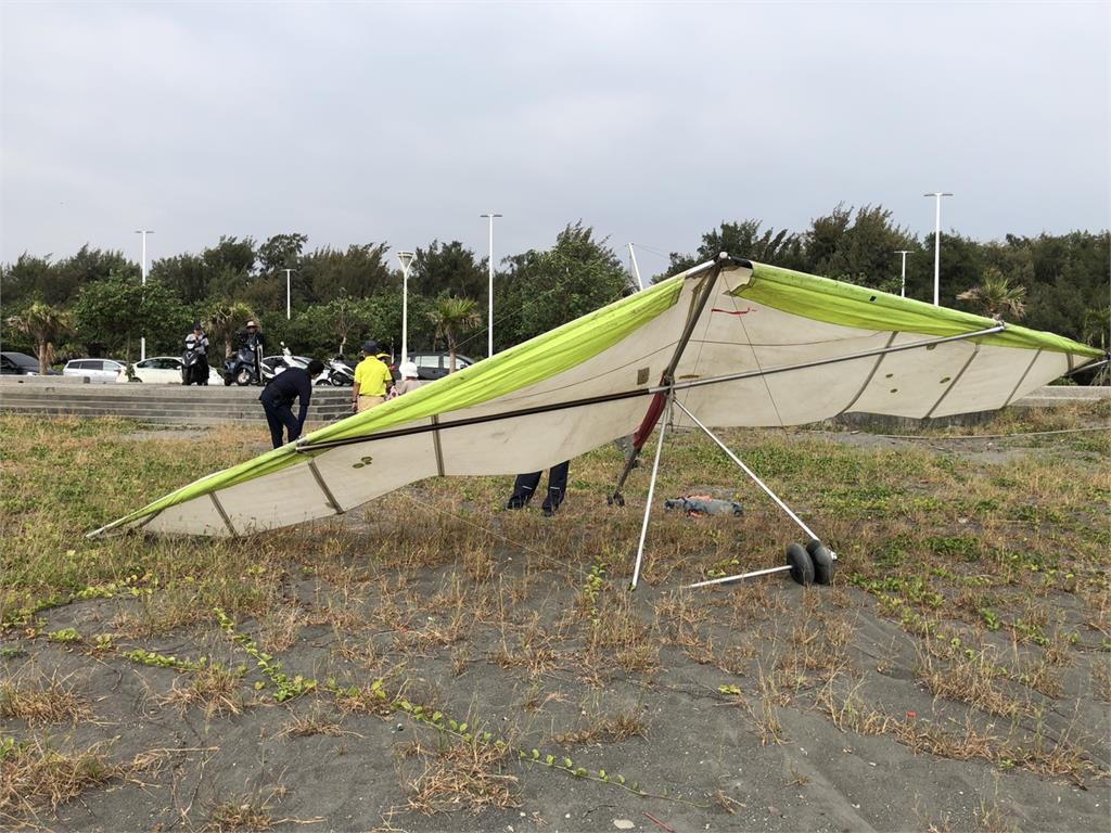 快新聞／一陣強風吹來？ 高雄男子駕駛無動力滑翔翼撞上遊客  女子頭部外傷送醫