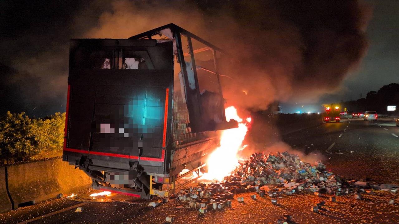 最新／國1苗栗頭份段爆「火燒車」！大貨車燒成火球　車陣回堵1公里