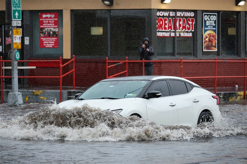 快新聞／暴雨炸紐約！車輛泡水、17線地鐵停駛    市長「宣布緊急狀態」
