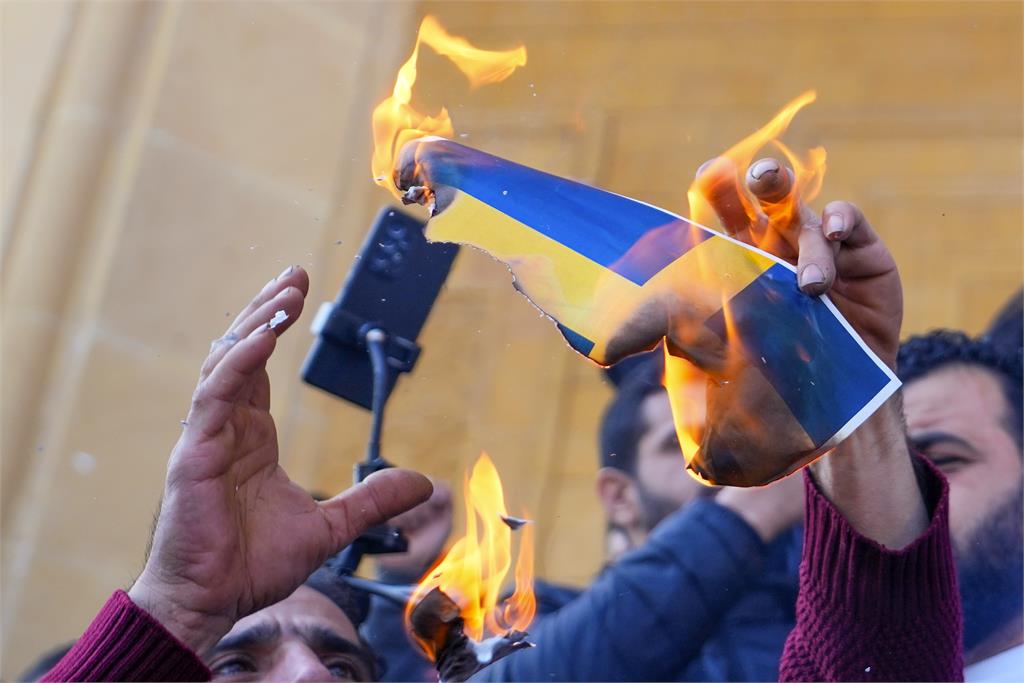 政客焚燒《可蘭經》惹怒穆斯林　黎巴嫩人燒瑞典國旗抗議