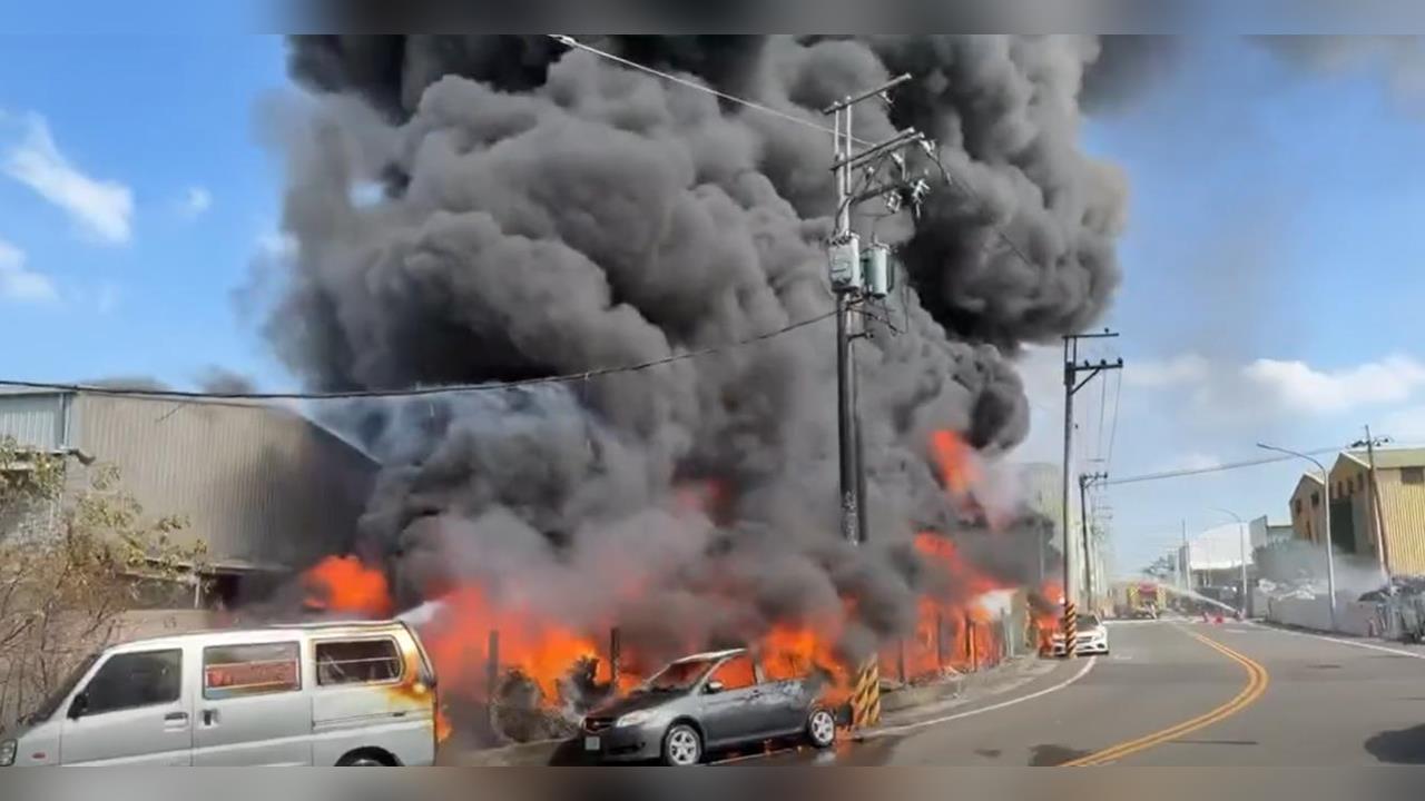 快新聞／台南永康驚傳火警！大火猛燒工廠、滾滾黑煙猛竄　驚悚畫面曝光
