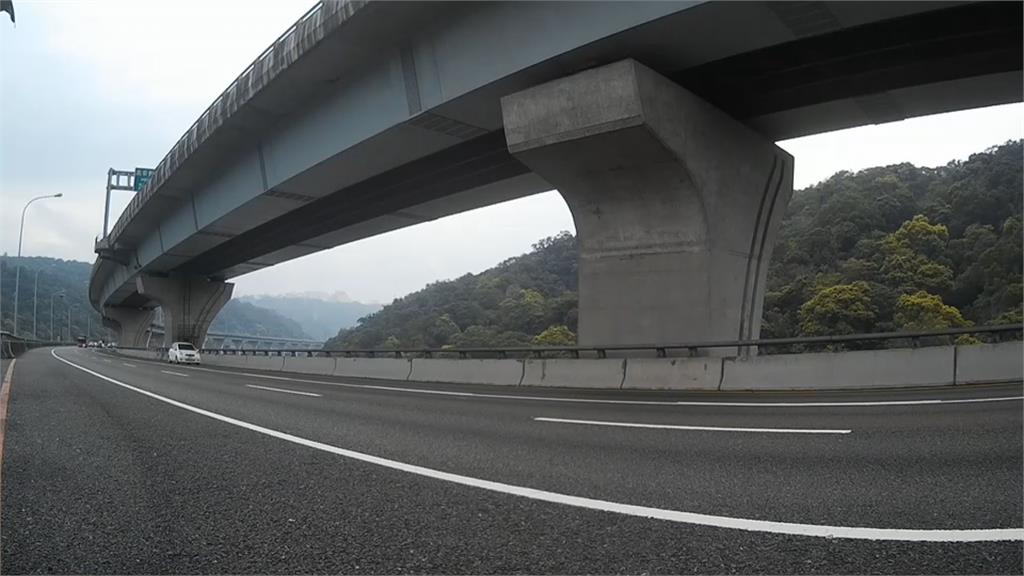 烏龜車擋路！　行駛內車道只開57km當「路隊長」