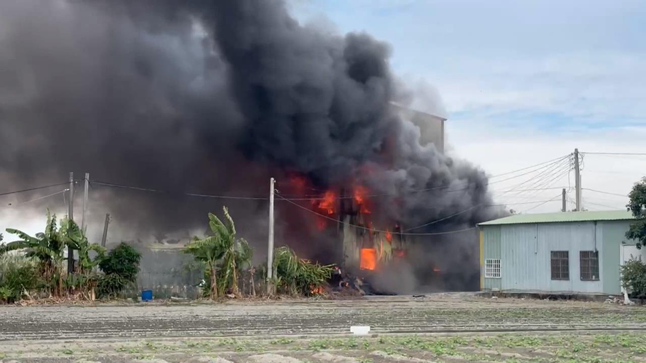 台中潭子木材廠大火！　議員老家半毀、哥哥及時逃出
