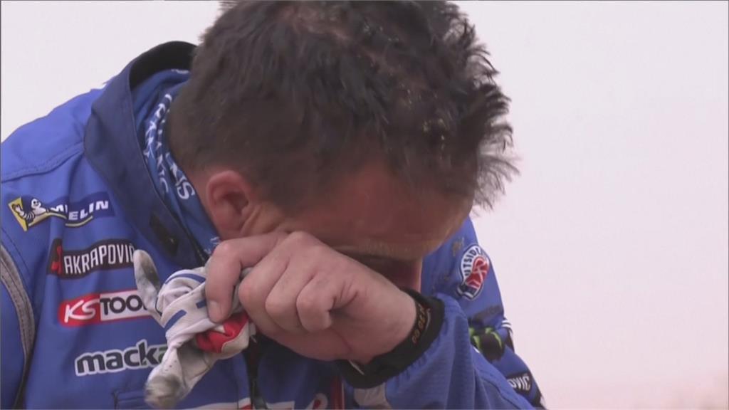 達卡拉力賽第7站 摔車鏈條損壞摩托車手邊流淚邊修理