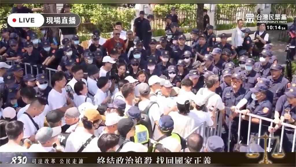 快新聞/衝突升溫!小草發動第一波推擠 白委翻越鐵柵欄與警對峙