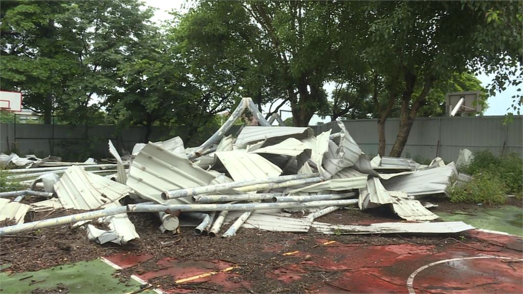 球場颱風吹倒兩年 訴訟中廢墟堆置校園