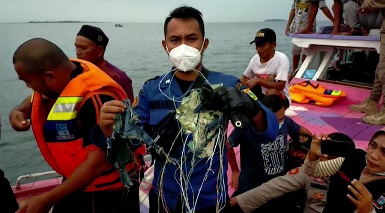 快新聞／印尼三佛齊航空失聯！ 漁民尋獲疑似機尾殘骸 機上62人下落不明