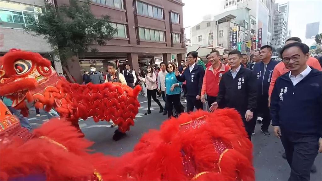 高雄年貨大街三鳳中街起跑　陳其邁發送限定蛇年小紅包