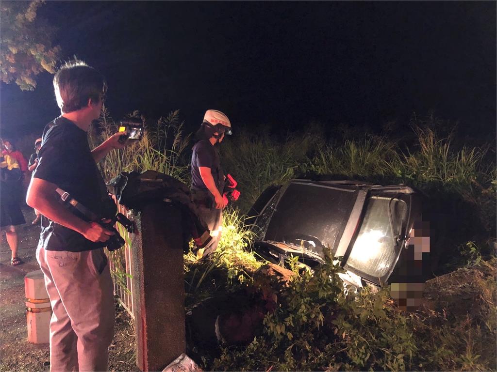 快新聞／台東嚴重車禍！轎車疑高速行駛撞變電箱「再翻進排水溝」　1男1女命危