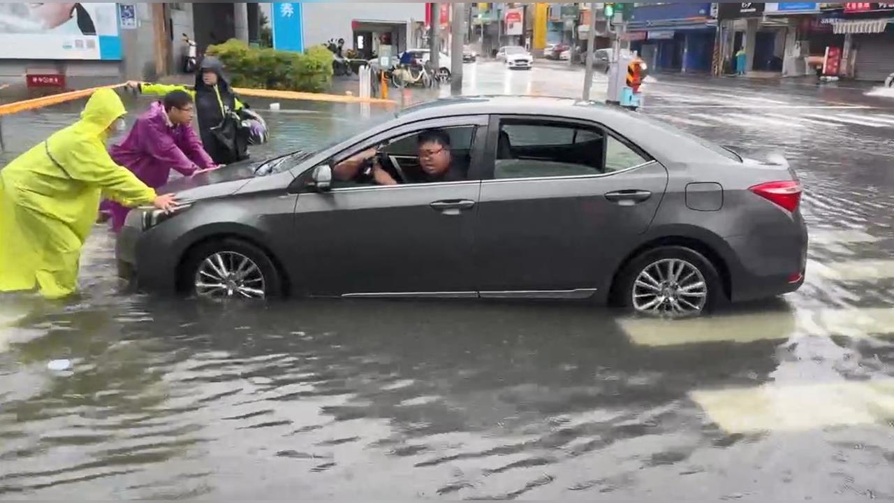 快新聞／8縣市豪大雨特報！台南永康一早淹成河　民眾合力推車脫困
