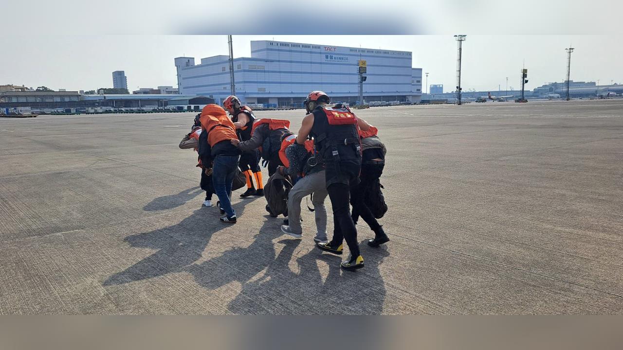 快新聞/空勤海難救援成功!高雄外海貨輪擱淺 6船員全獲救