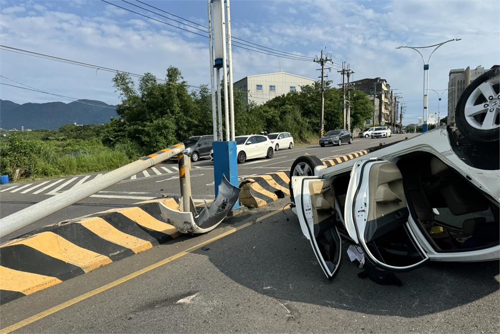 快新聞／出遊太累肇事！新北淡水下午發生自撞翻車車禍　交通一度回堵壅塞