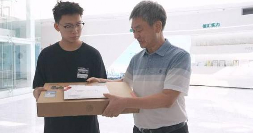 父腦溢血離世留妻兒！同事接力5年資助孩上大學　公司：承擔所有學費