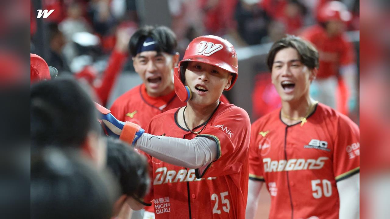 張政禹(25號)適時安打!率味全龍先馳得點,1:0中信兄弟。(圖/取自味全龍臉書)